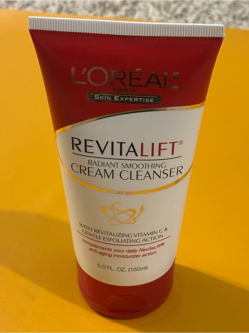 L'Oreal Revitalift Radiant Smoothing Cream Cleanser - Red & White